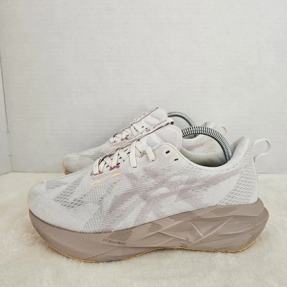 Asics women novablast